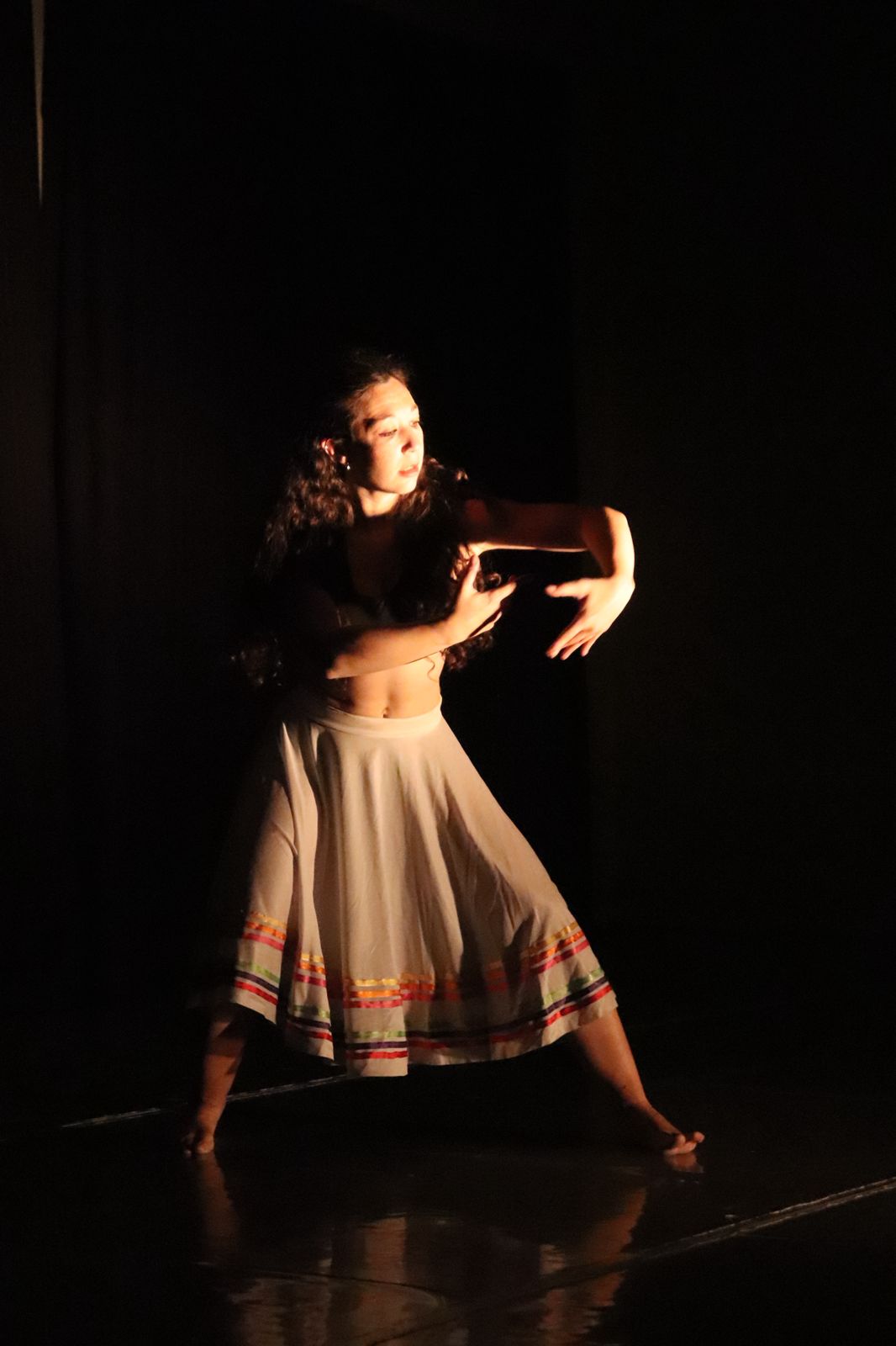 Florencia Serruya en escenario - Performance dramática